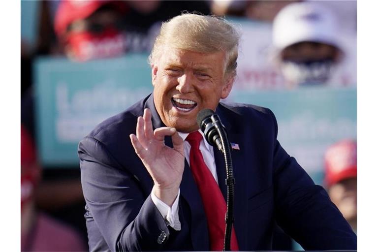 Donald Trump spricht bei einer Wahlkampfveranstaltung am internationalen Flughafen Tucson im US-Bundesstaat Arizona. Foto: Ross D. Franklin/AP/dpa