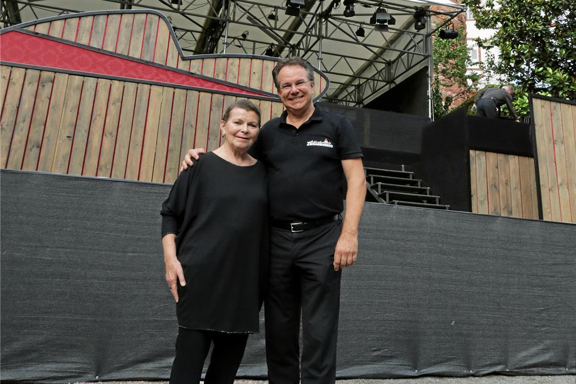 Dorothea Bellmann und Rainer Roos am vergangenen Wochenende vor der Aufführung des „Don Giovanni“ vor der historischen Kulisse des Schlosses Zwingenberg. Foto: Martin Hahn