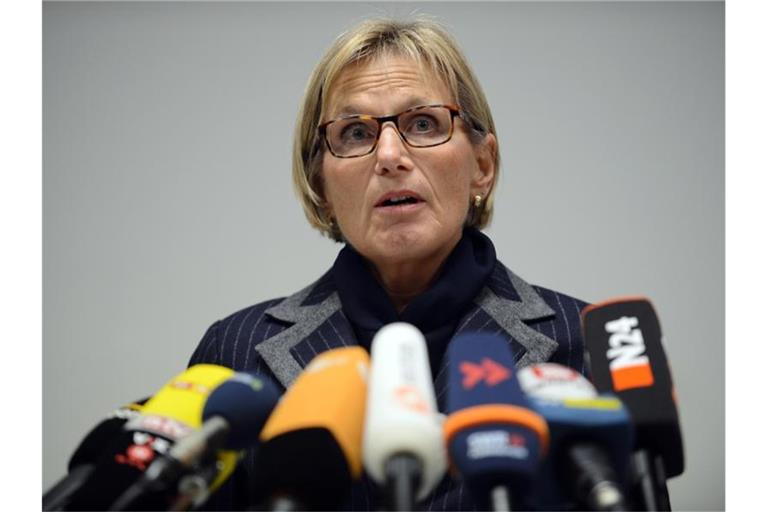 Dorothea Störr-Ritter, Landrätin von Breisgau-Hochschwarzwald, spricht bei einer Pressekonferenz. Foto: picture alliance / dpa/Archivbild