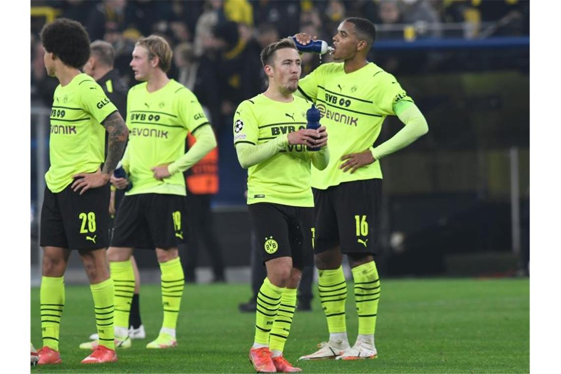 „Maximal bitter“: Hummels-Rot empört den BVB Dortmunds Axel Witsel (l-r), Dortmunds Julian Brandt, Dortmunds Felix Passlack und Dortmunds Manuel Akanji nach dem Spiel. Foto: Bernd Thissen/dpa