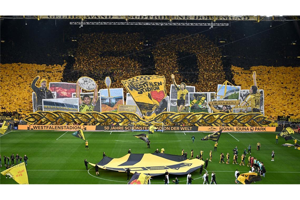 Dortmunds Fans feierten mit einer Choreographie das 50-jährige Bestehen des Dortmunder Stadions.