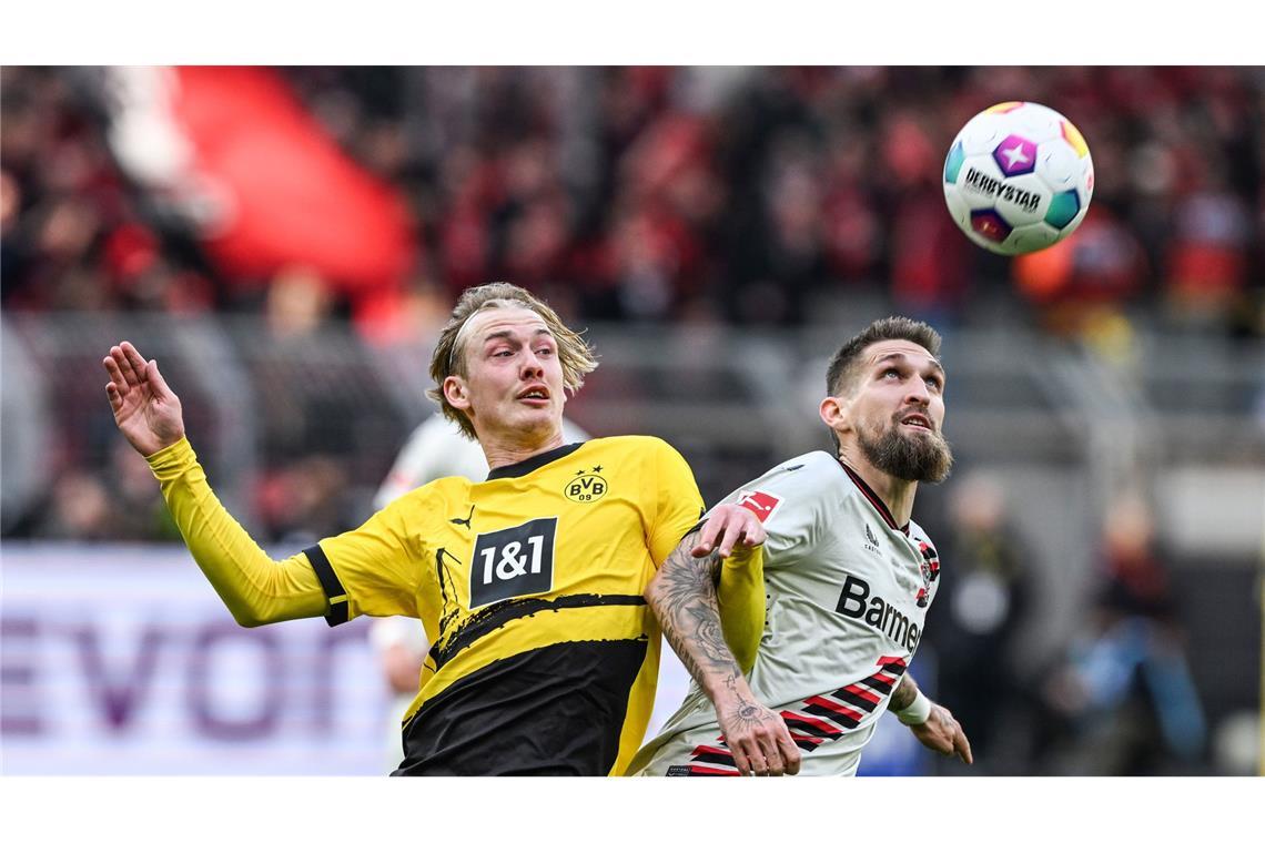 Dortmunds Julian Brandt und Leverkusens Robert Andrich kämpfen im Signal Iduna Park um den Ball.