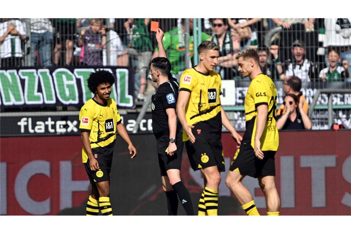 Dortmunds Karim Adeyemi (l) sah in Mönchengladbach die Gelb-Rote Karte.