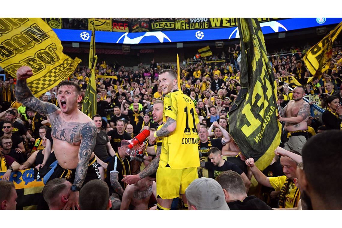 Dortmunds Marco Reus (M) jubelt mit den mitgereisten Fans über den Einzug ins Champions-League-Finale.