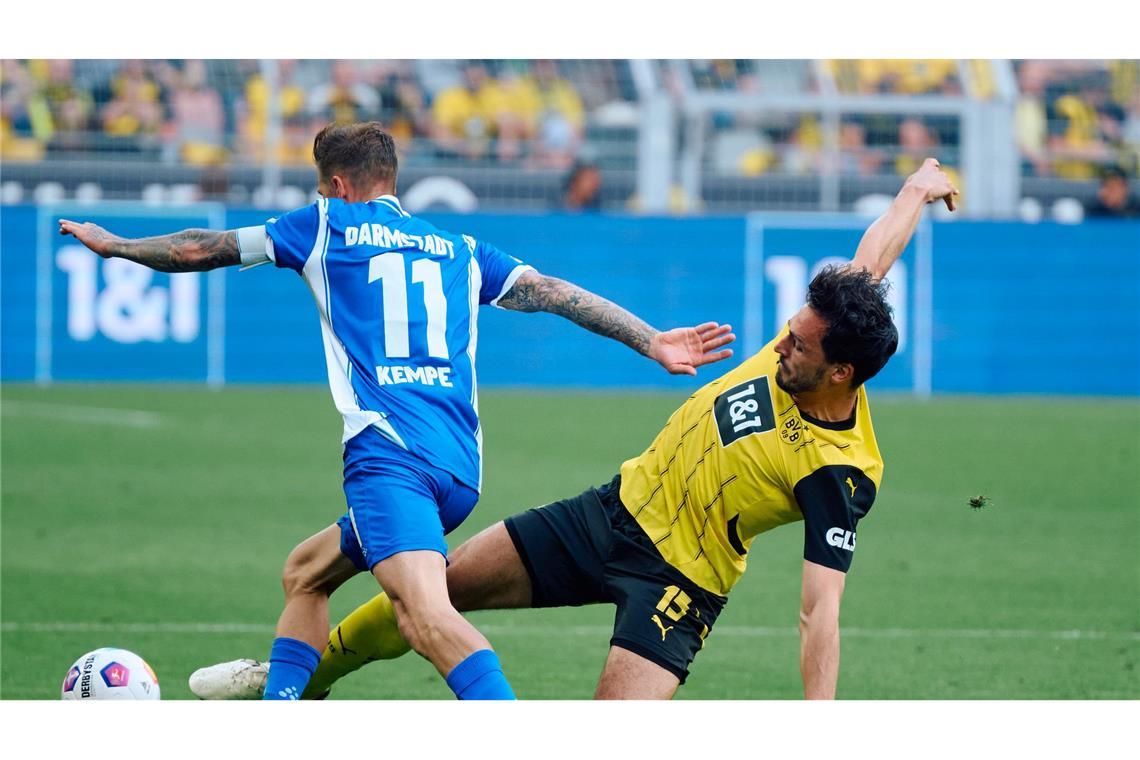 Dortmunds Mats Hummels und Tobias Kempe von Darmstadt in Aktion.