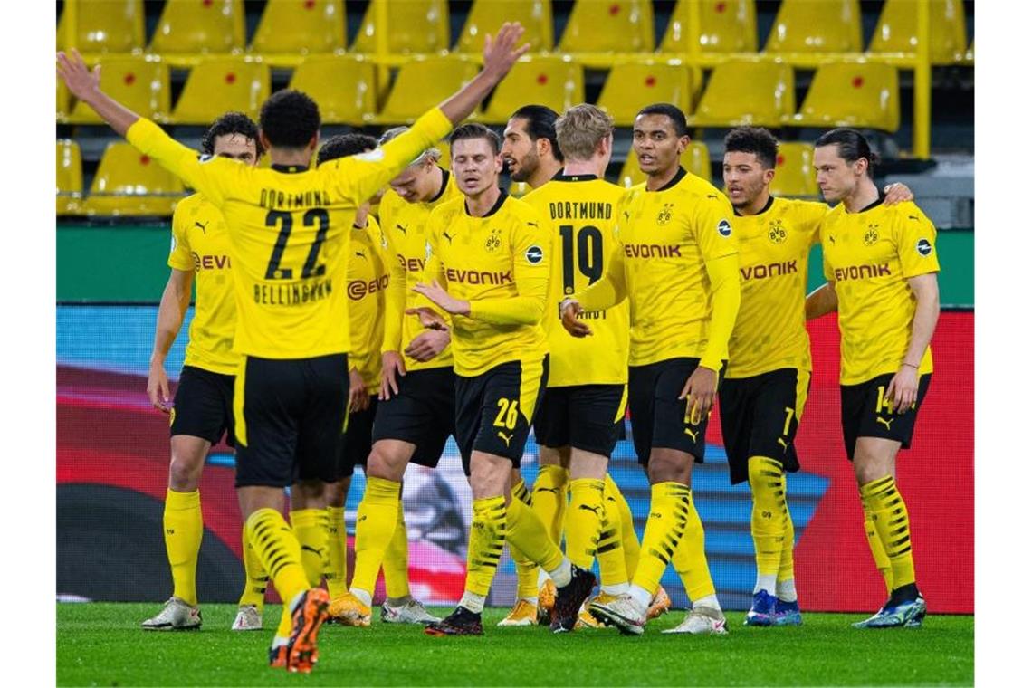 Haaland bewahrt BVB vor Blamage - 3:2 in der Verlängerung Dortmunds Spieler jubeln nach einem Tor gegen den SC Paderborn. Foto: Guido Kirchner/dpa-Pool/dpa