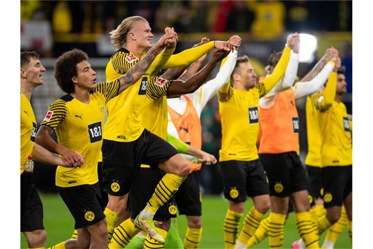 Dortmunds Thomas Meunier (l-r), Axel Witsel, Erling Haaland und weitere Spieler jubeln nach der Partie. Foto: Marius Becker/dpa