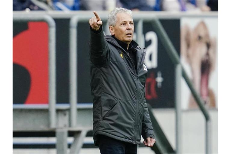 Dortmunds Trainer Lucien Favre gestikuliert beim Spiel gegen Hoffenheim. Foto: Uwe Anspach/dpa