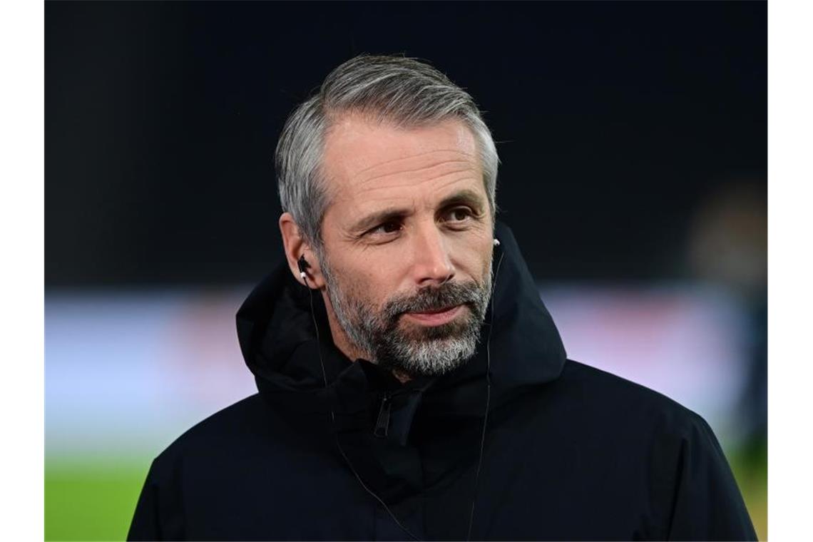 Ungewohntes Topspiel gegen Freiburg: BVB will Druck erhöhen Dortmunds Trainer Marco Rose lächelt vor Spielbeginn. Foto: Soeren Stache/dpa-Zentralbild/dpa/Archiv