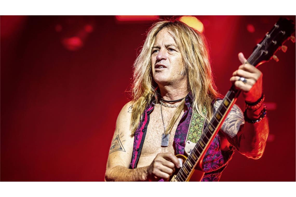 Doug Aldrich hatte wegen einer Erkrankung pausieren müssen. Nun ist der Gitarrist der Dead Daisies auf der Tour wieder mit dabei.