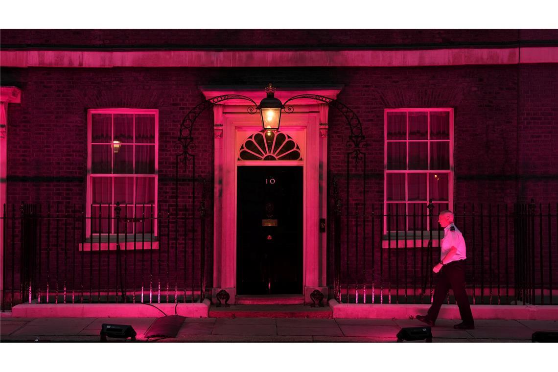 Downing Street Nummer 10 leuchtet in rosa - Der Sitz des britischen Premierministers gedenkt damit der Opfer des Anschlags in Southport.