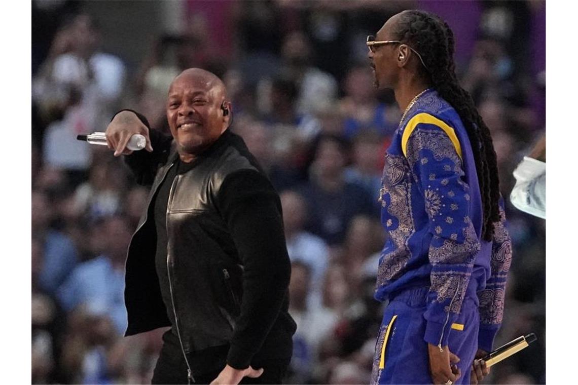 Mit Überraschungsgast: Stars feiern Rap-Party in Halbzeit Dr. Dre (l) und Snoop Dogg perfomen gemeinsam. Foto: Tony Gutierrez/AP/dpa