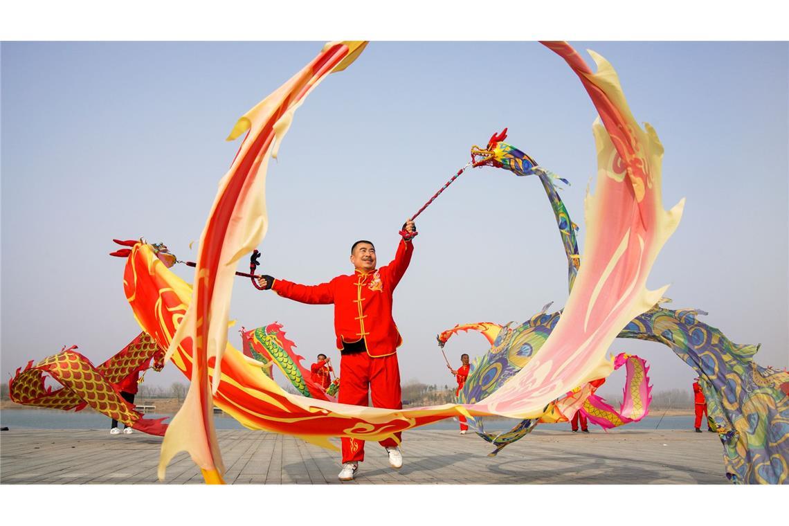 Drachentanz in der ostchinesischen Provinz Shandong: Zu Longtaitou, einem traditionellen Tag zum Frühlingsbeginn, finden im ganzen Land verschiedene Feierlichkeiten statt.