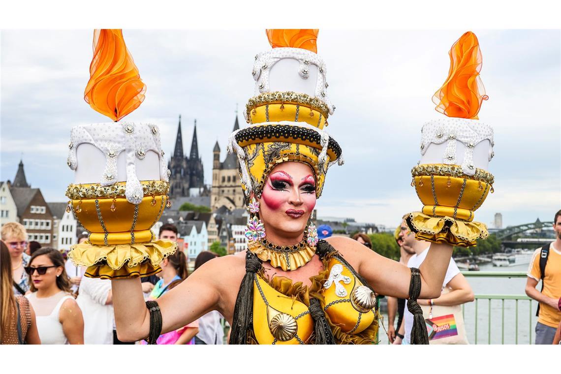 Drag Queen Tatjana Taft aus Wolfsburg, verkleidet als Kronleuchter aus "Die Schöne und das Biest", kommt schon seit 20 Jahren zum CSD in Köln.