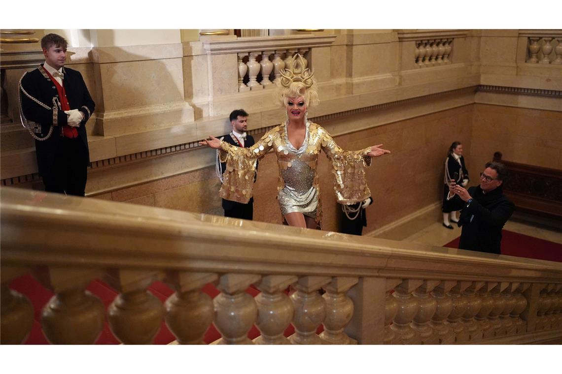 Dragqueen Olivia Jones kommt über die Senatstreppe zum traditionellen Matthiae-Mahl 2025 des Hamburger Senats im Großen Festsaal im Rathaus.