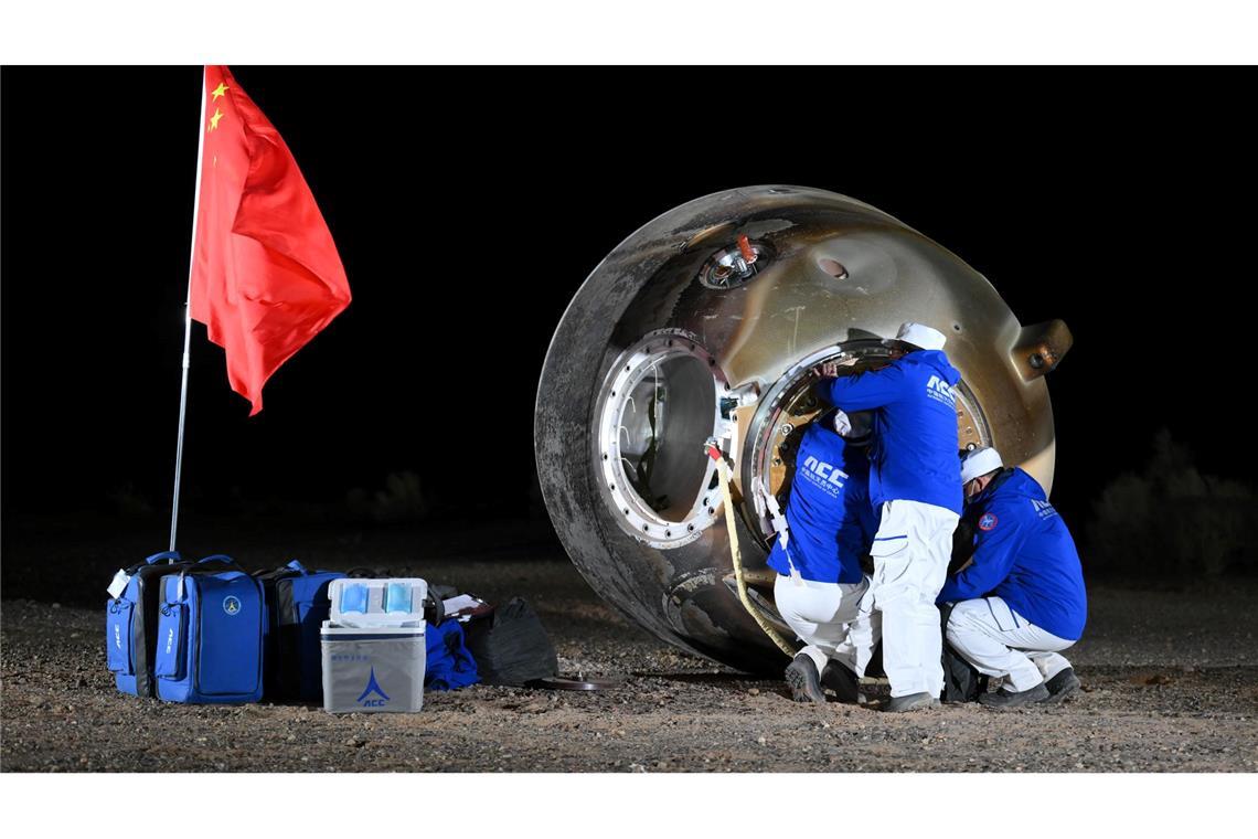 Drei chinesische Astronauten sind mit ihrer Mission Shenzhou-18 mit der bemannten Raumkapsel erfolgreich zur Erde zurückgekehrt.