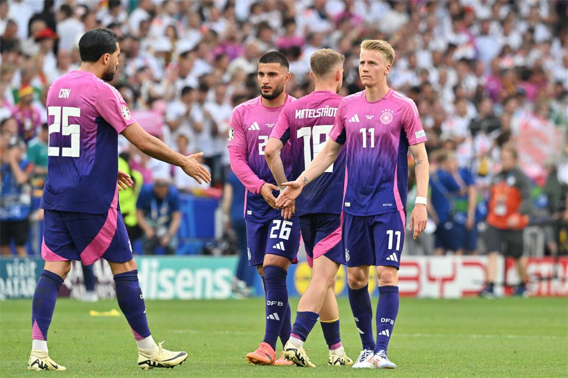 Drei der vier gefragten Spieler des VfB Stuttgart im Trikot der Nationalelf auf einem Fleck: Deniz Undav, Maximilian Mittelstädt und Chris Führich(von links) 
         Foto: imagoIMAGO/Gerhard Schultheiß