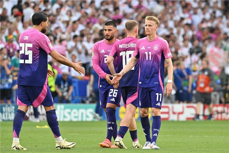 Drei der vier gefragten Spieler des VfB Stuttgart im Trikot der Nationalelf auf einem Fleck: Deniz Undav, Maximilian Mittelstädt und Chris Führich(von links) 
         Foto: imagoIMAGO/Gerhard Schultheiß