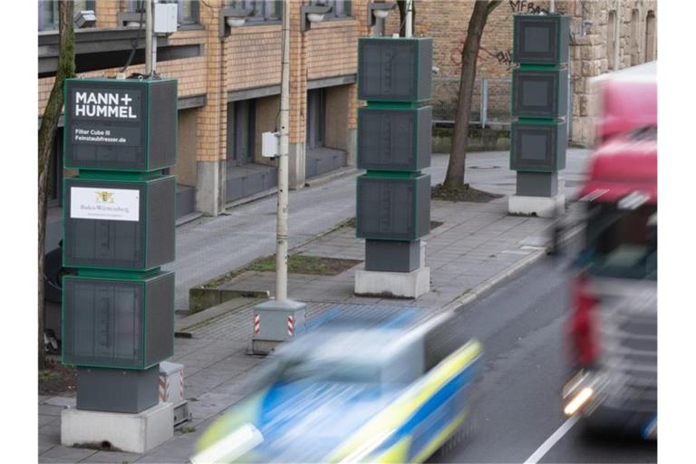 Drei Filtersäulen, die Feinstaub aus der Luft filtern sollen. Foto: Gregor Bauernfeind/dpa