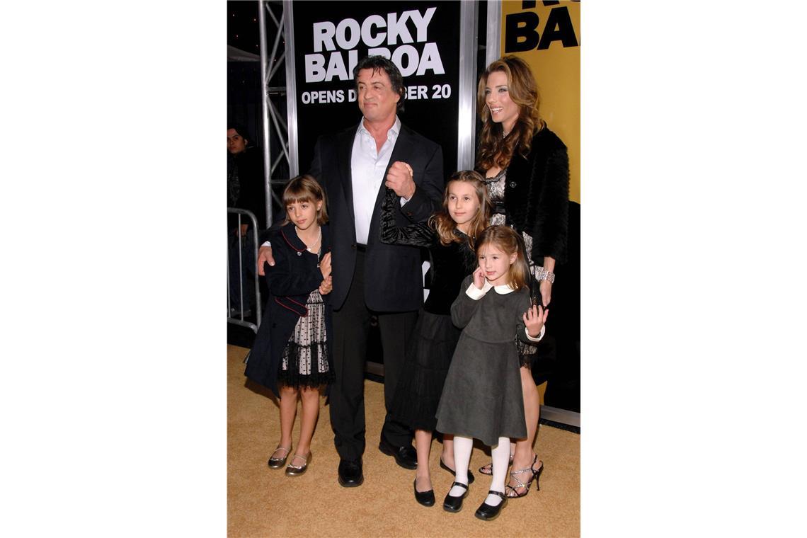 Drei Mädchen hat US-Schauspieler Sylvester Stallone mit seiner dritten Frau Jennifer Flavin: Sophia, Sistine und Scarlet.