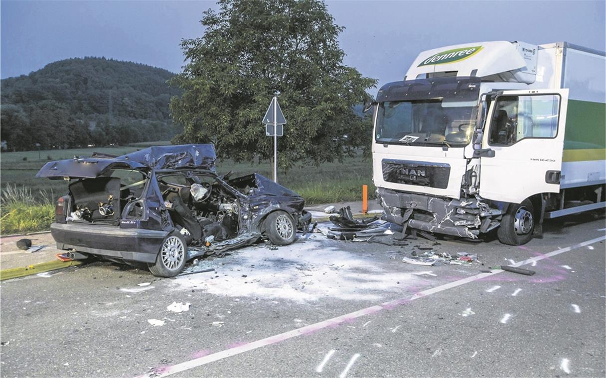 Auto Kracht Mit Lastwagen Zusammen: Drei Tote