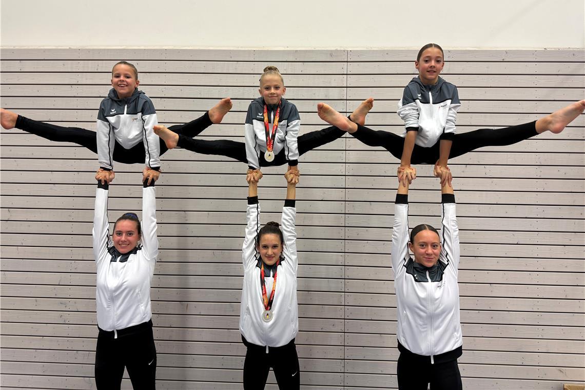 Drei Paare am Start für Baden-Württemberg (von links): Christina Hitzel und Louisa Dostal (oben), Samira Reinert und Eileen Fritz (oben) sowie Mia Seibold und Maylin Schiele (oben) haben in Augsburg ihr Können zeigen dürfen. Foto: privat