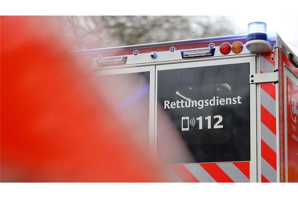 Drei Personen mussten nach dem Unfall im Kreis Reutlingen ins Krankenhaus gebracht werden (Symbolfoto).