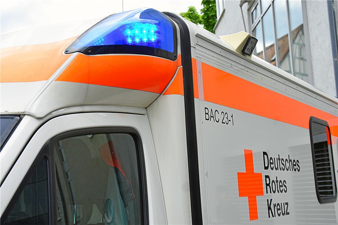 Drei Personen werden bei dem Unfall verletzt, ein Mann muss ins Krankenhaus.  Symbolbild: Tobias Sellmaier