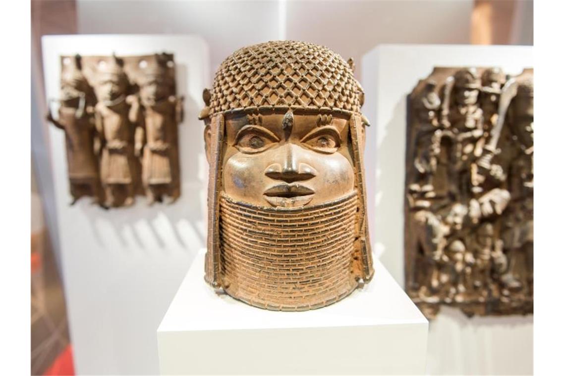 Südwesten macht Druck bei Rückgaben von Benin-Bronzen Drei Raubkunst-Bronzen aus dem Benin in Westafrika sind im Hamburger Museum für Kunst und Gewerbe in einer Vitrine ausgestellt. Foto: Daniel Bockwoldt/dpa/Archivbild
