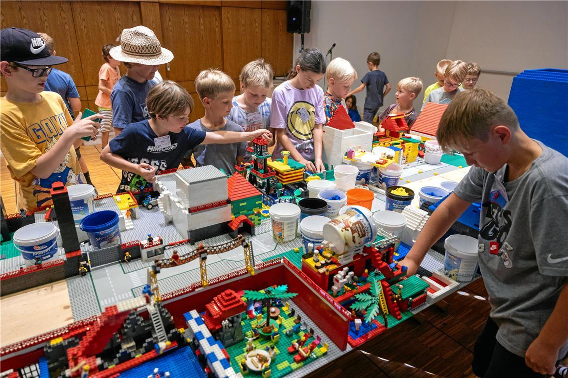 Drei Tage lang haben die Kinder an der Legostadt gebaut. Foto: Alexander Becher