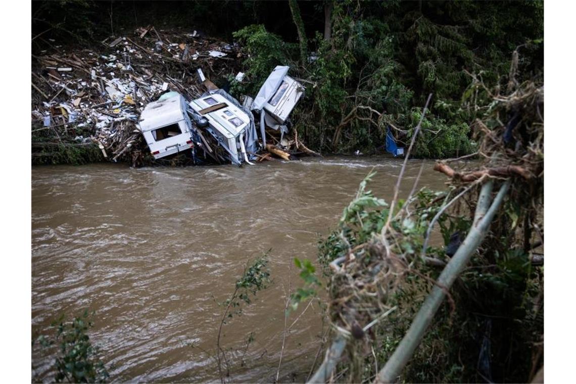 Über 150 Tote nach Hochwassern im Westen Deutschlands Drei Wohnanhänger hängen in einem Hang oberhalb des Flusses Ahr. Foto: Philipp von Ditfurth/dpa