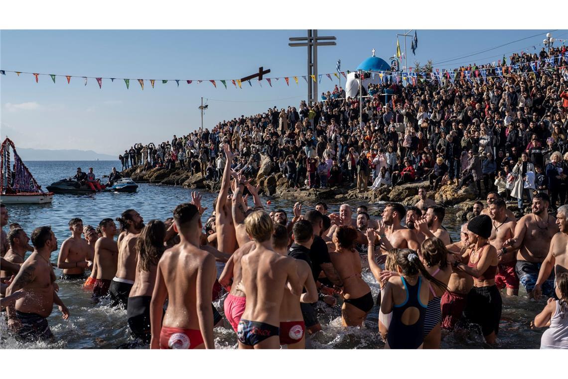 Dreikönigstag in Griechenland: Gläubige springen am Dreikönigstag ins eiskalte Wasser, um ein hölzernes Kreuz zu fangen.