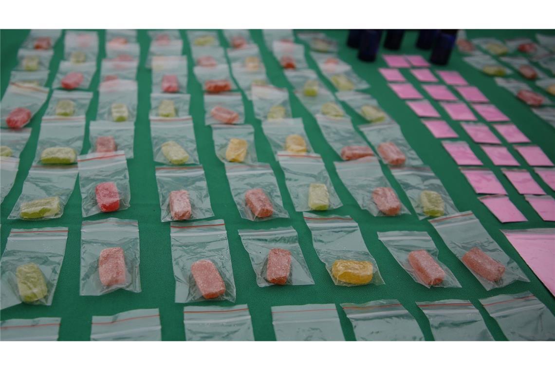 Drogenfahnder haben in Santiago de Chile unter anderem auch „El Tusi“ (rechts im Bild) sichergestellt.