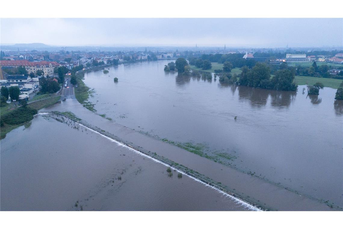 Drohnenaufnahmen zeigen, wie die Elbe in Dresden über die Ufer tritt.