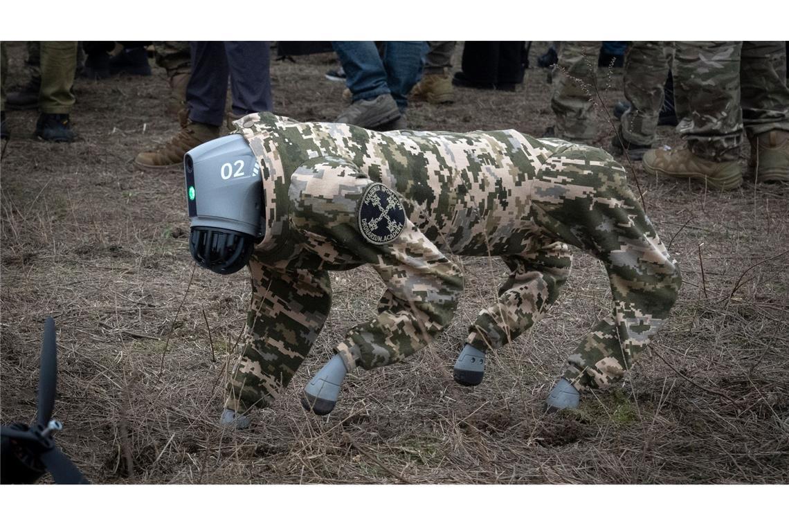 Drohnenhund: Eine Roboter-Drohne, die wie ein Hund in Uniform aussieht, geht auf einer Militärmesse in der Region Kiew in der Ukraine.