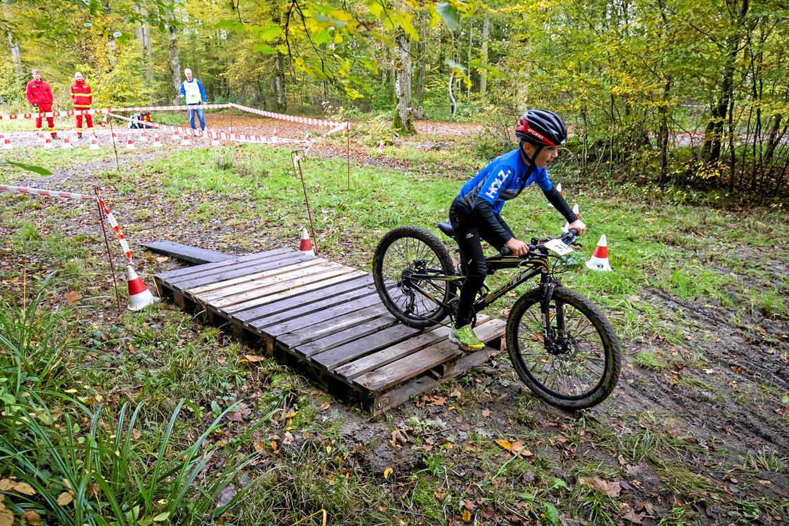 Drüber über die Holzpaletten und wieder rein in den Matsch. Die Strecken verlangen den Sportlern viel ab. Fotos: Alexander Becher