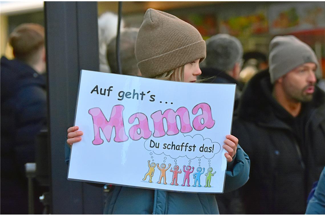 Du schaffst das! Die Tochter motiviert die Mama mit einem Bild. Silvesterlauf 20...