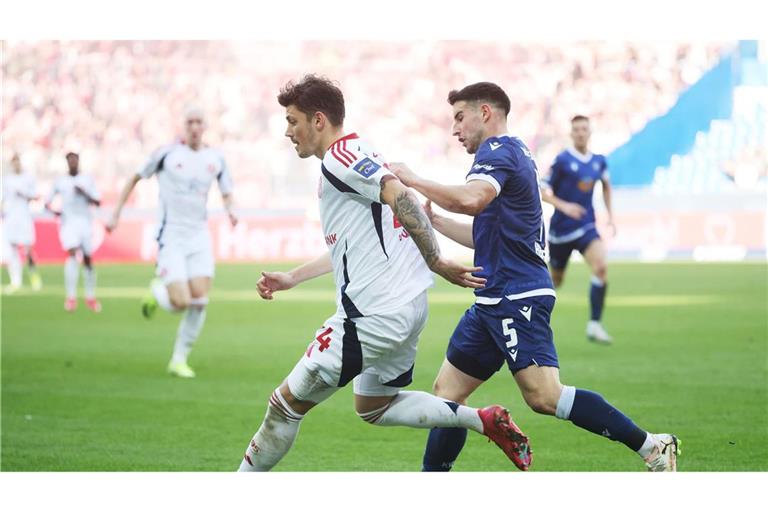 Düsseldorfs Dawid Kownacki (l) im Zweikampf mit Karlsruhes Robin Heußer (r).