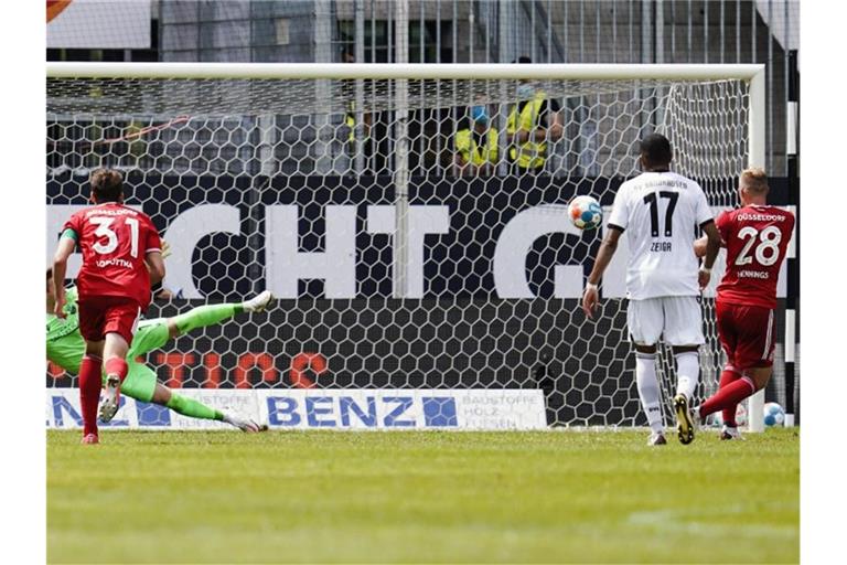 Düsseldorfs Rouwen Hennings schiesst per Foulelfmeter das Tor zum 0:2. Foto: Uwe Anspach/dpa