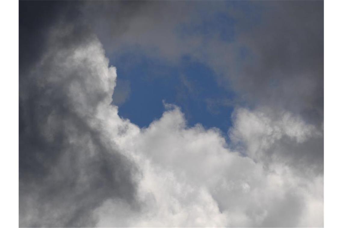 Dunkle Regenwolken ziehen auf. Foto: Stefan Sauer/dpa-Zentralbild/dpa/Symbolbild