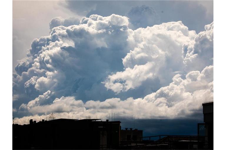 Dunkle Wolken türmen sich über Stuttgart auf. Foto: Christoph Schmidt/dpa/Archivbild