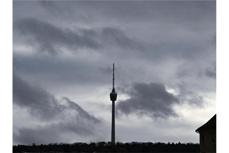 Dunkle Wolken ziehen am Himmel über der Landeshauptstadt auf. Foto: Bernd Weißbrod/dpa