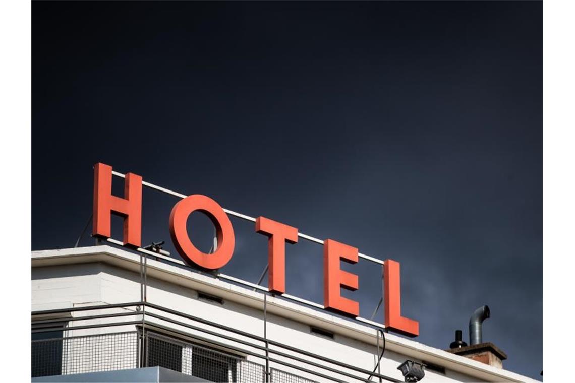 Dunkle Wolken ziehen über einem Hotel hinweg. Foto: Christoph Schmidt/dpa/Symbolbild