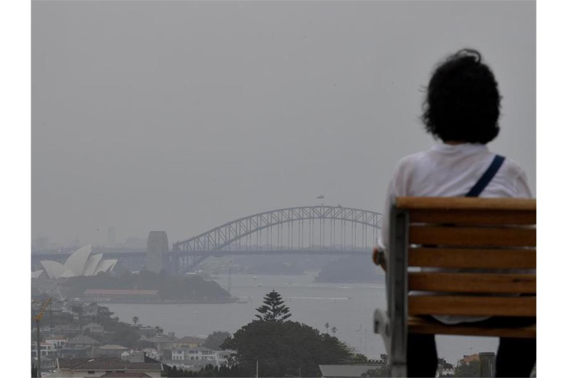 „Megafeuer“ in Australien - und die Zahl der Toten steigt Durch Buschbrände verursachter Rauch liegt über der berühmten Oper in Sydney. Foto: Bianca De Marchi/AAP/dpa