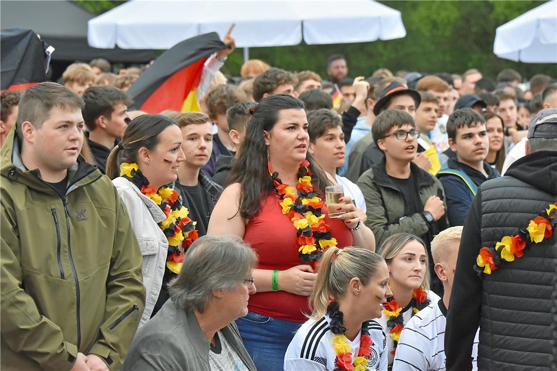 Durch das Lied stimmen sich alle auf den Spielbeginn ein. 