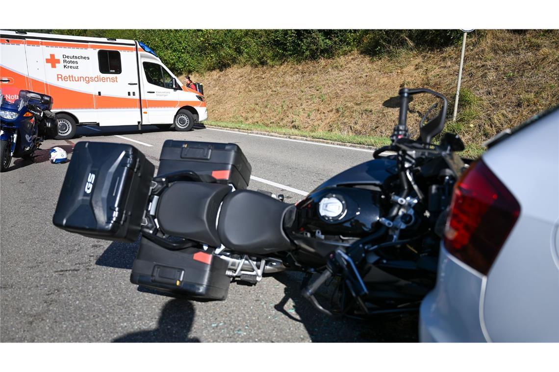 Durch den Aufprall erlitt der 64-jährige Motorradfahrer schwere Verletzungen.