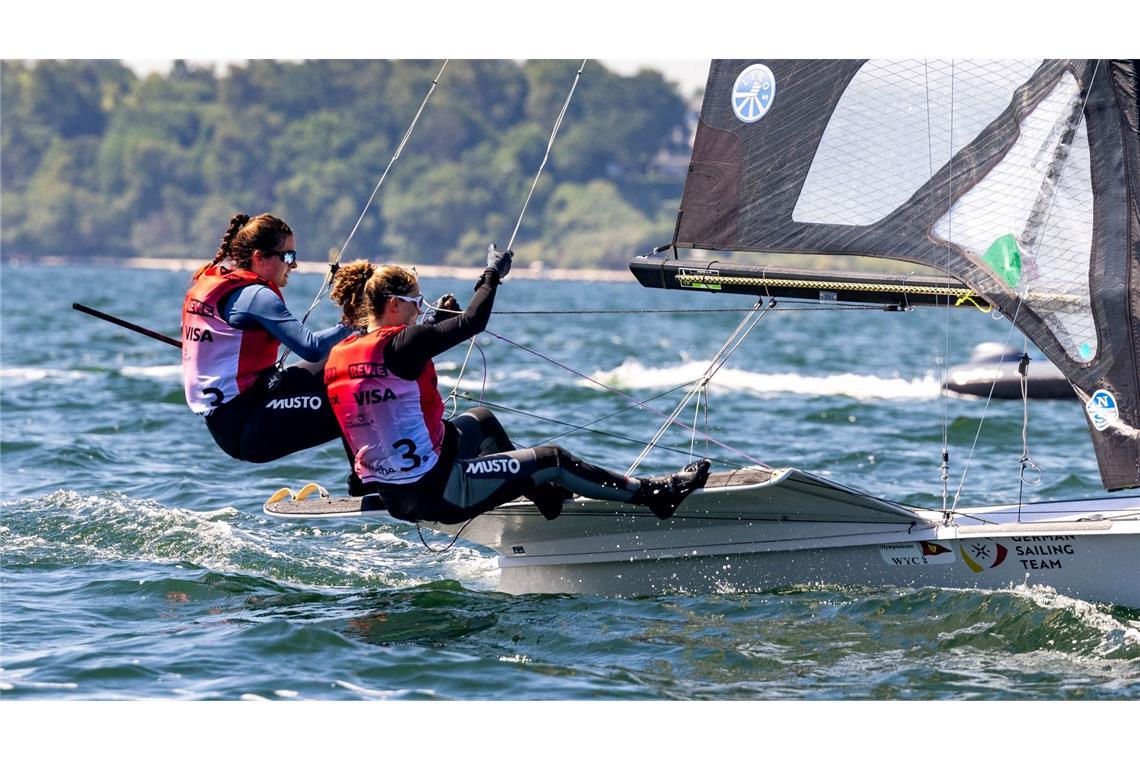 Durch den Wind: Katharina Schwachhofer und Elena Stoltze legen sich beim Segelregattarennen in die Leinen. Die Kieler Woche stellt die deutschen Sportler für die anstehenden Olympischen Spiele vor.