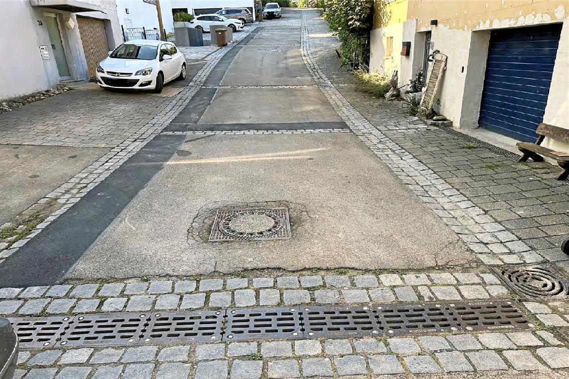 Durch die Pflasterstrefen sind starke SChäden in der Kirchberger Zaiselgasse entstanden. Foto: Gemeinde Kirchberg