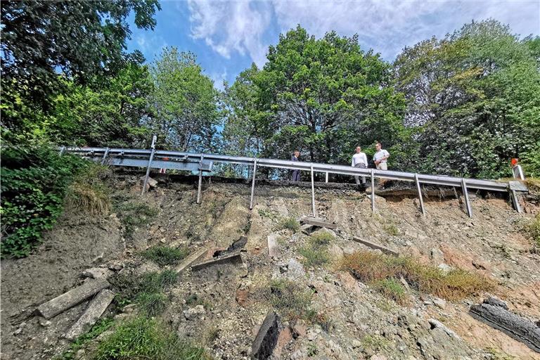 Durch die schweren Regenfälle Anfang Juni ist der Hang ins Rutschen gekommen und hat einen Teil der Kreisstraße zwischen Lutzenberg und Oberndorf mitgerissen. Die Sanierung wird aufwendig und teuer. Fotos: Gabriel Habermann