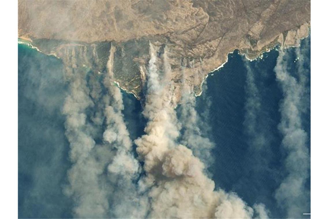 „Megafeuer“ in Australien - und die Zahl der Toten steigt Durch verschiedene Buschbränden verursachte Qualmwolken wehen von der südaustralischen Känguru-Insel aufs Meer. Foto: Nasa Earth/ZUMA Wire/dpa
